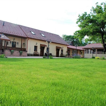 Ubytovanie Tri Ruze Krásnohorské Podhradie Exterior foto