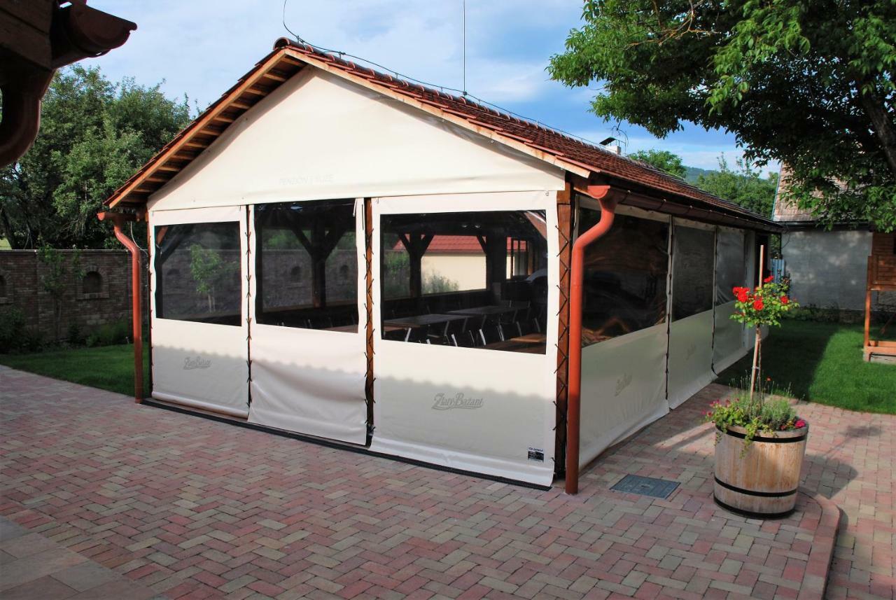 Ubytovanie Tri Ruze Krásnohorské Podhradie Exterior foto