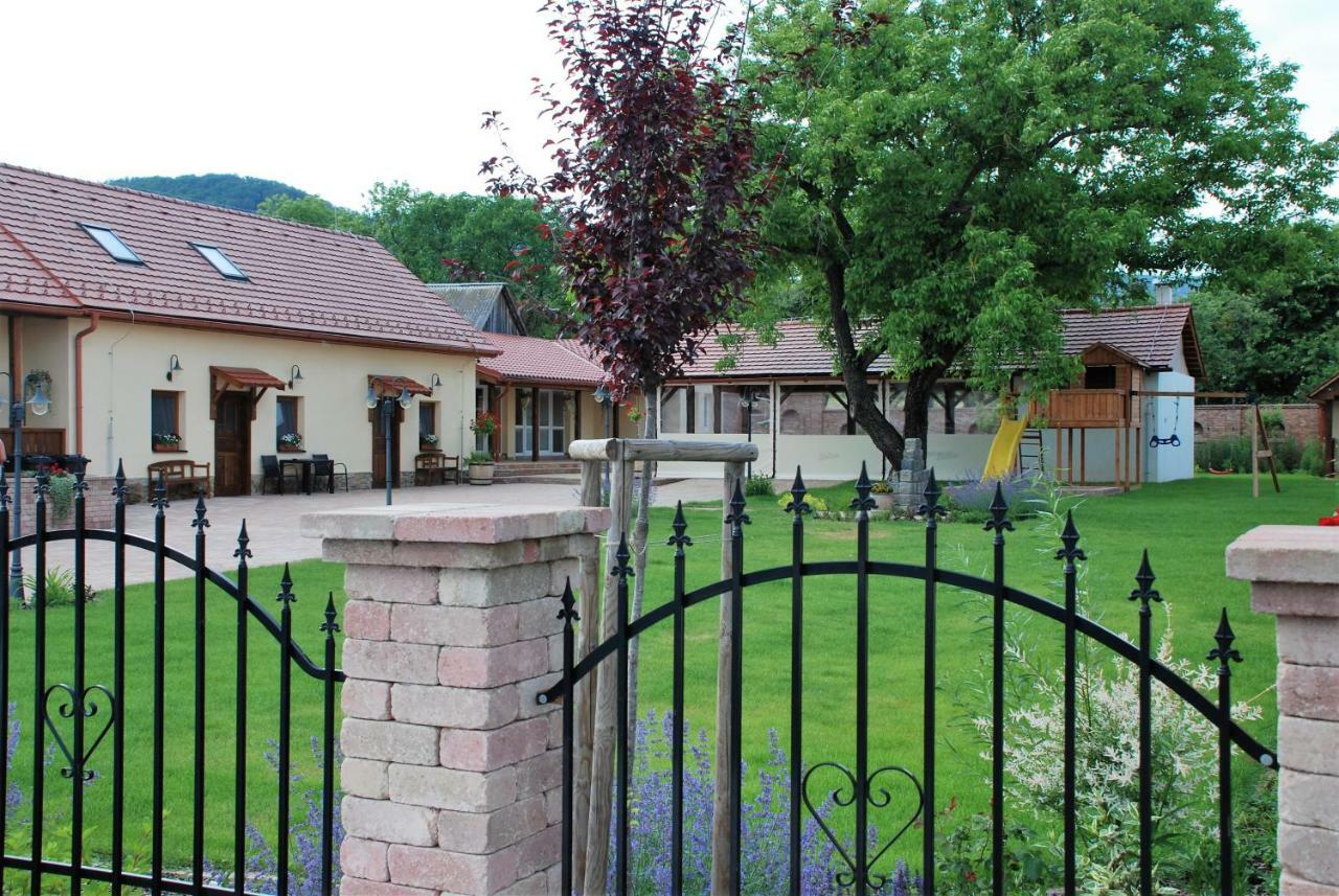 Ubytovanie Tri Ruze Krásnohorské Podhradie Exterior foto
